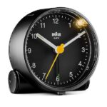 Orologio Sveglia Analogico Classico Braun con Funzione Snooze e Luce, Movimento al Quarzo silenzioso, Suono Sveglia Beep con crescendo, colore nero, modello BC01B.